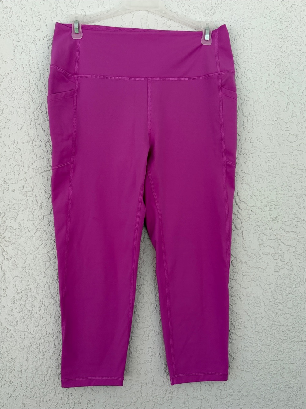 GAP fit Women's Capri Leggings - Magenta Pink size L